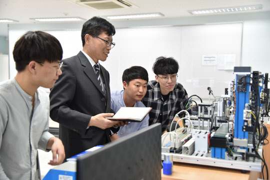 인하대학교(총장 최순자) 미래융합대학(학장 김철수)이 30세 이상 고등학교 졸업자 또는 특성화고 및 마이스터고를 졸업한 재직자를 대상으로 2018학년도 신입생을 선발한다고 7일 밝혔다. 수시모집으로 선발하는 이번 신입생 모집 기간은 9월 13일부터 15일까지다. 평생학습자전형과 재직자전형으로 응시할 수 있다. 인하대 강의 모습. 인하대 제공